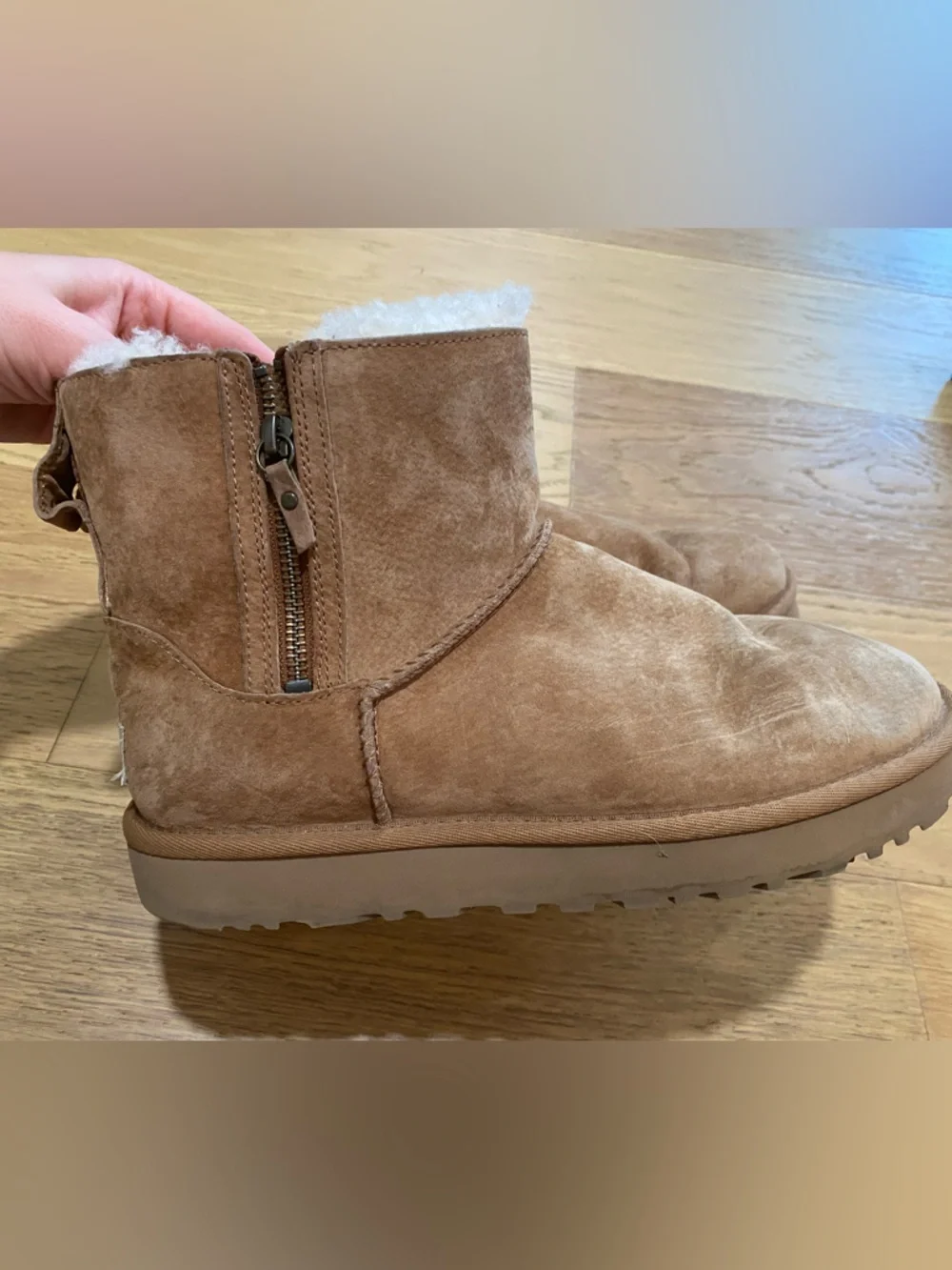 UGG women’s Classic Mini Ankle Boot - Chestnut tan size 9 GUC